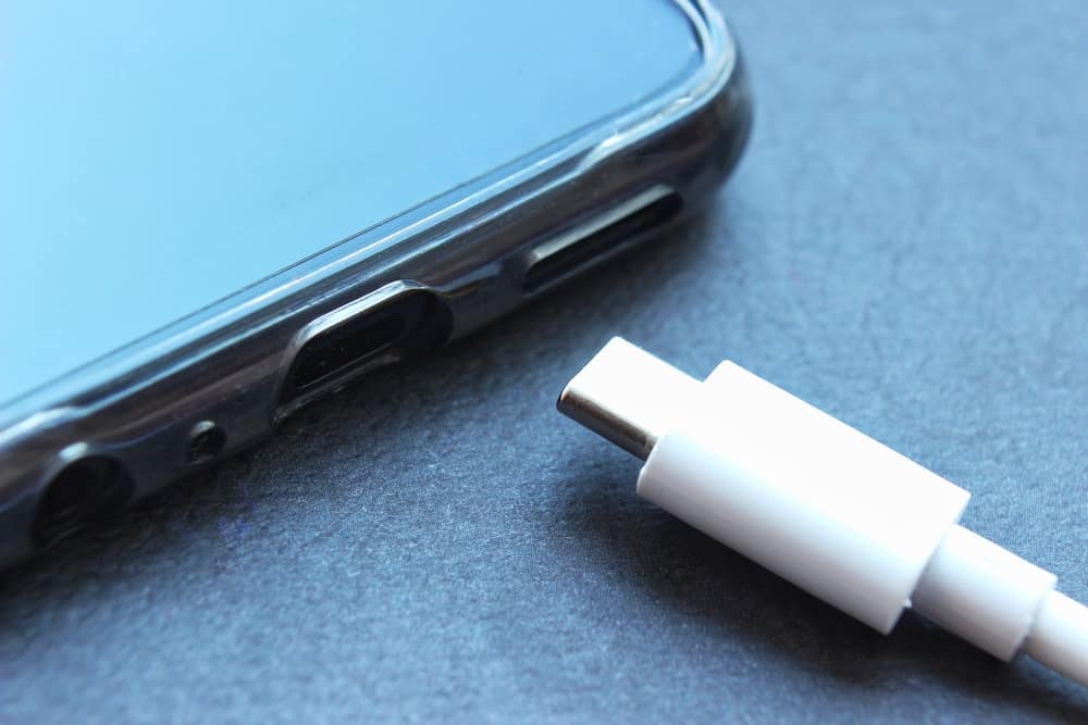 How to Clean your Android’s or iPhone’s Charging Port